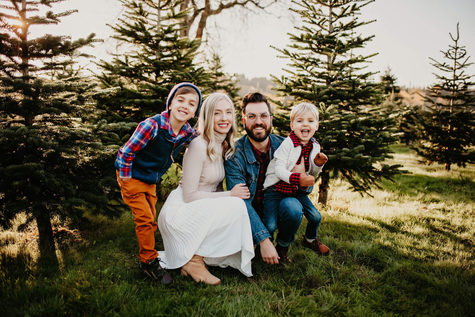 Seattle family photography, mom, dad, and their two sons at a Christmas tree farm