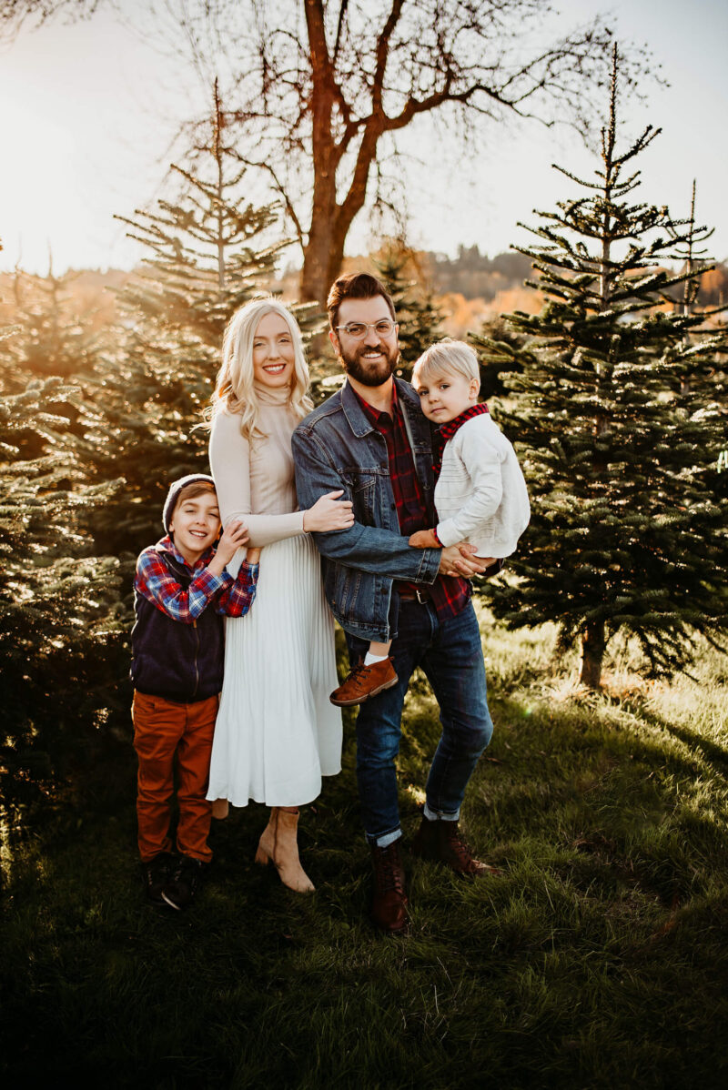 https://www.lanaskyphotography.com/wp-content/uploads/2023/08/blog-2023-8-27-christmas-tree-farm-family-photos-022-800x1198.jpg?utm_source=chatgpt.com