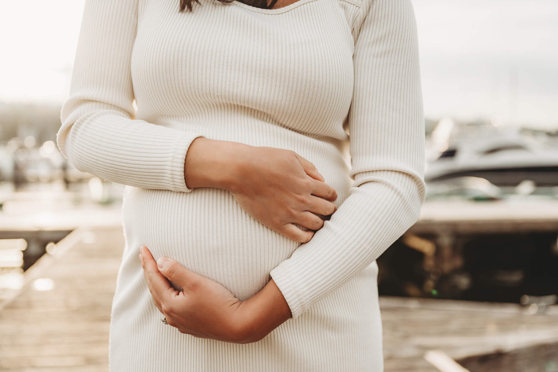 Posing idea for winter pregnancy photo shoot
