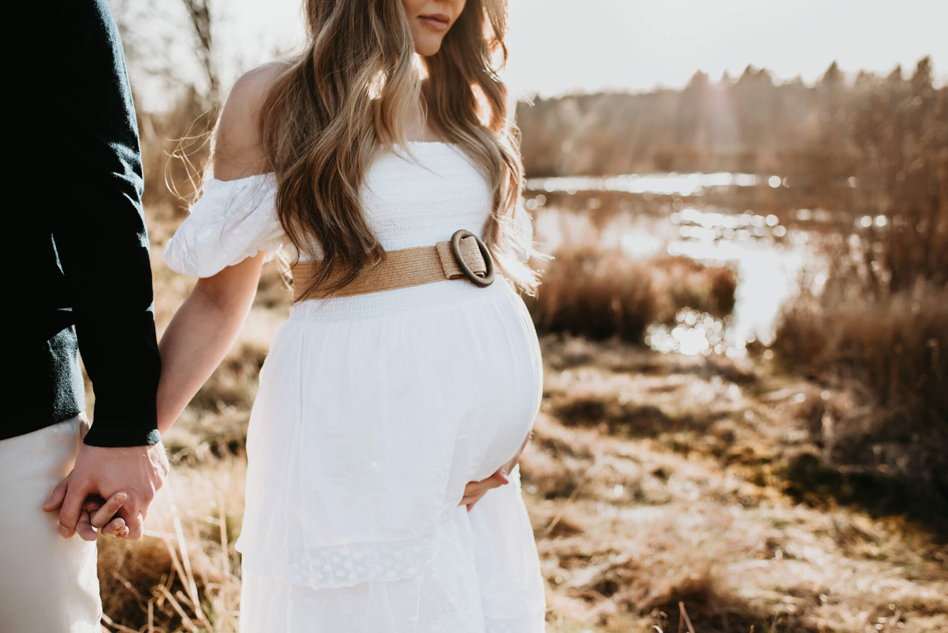 Couples maternity photoshoot pose holding hands