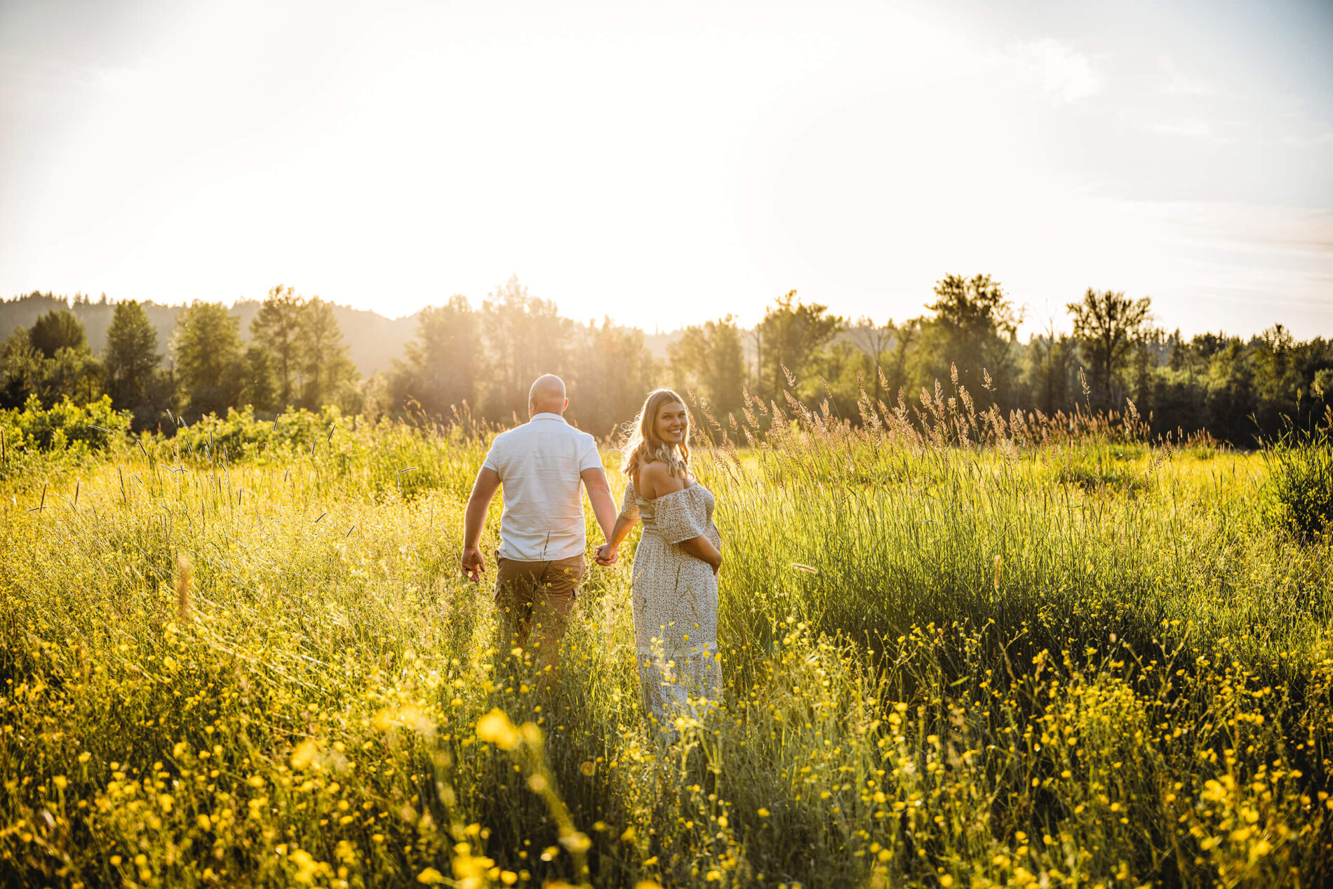 Couple maternity photo shoot in the Seattle during summer