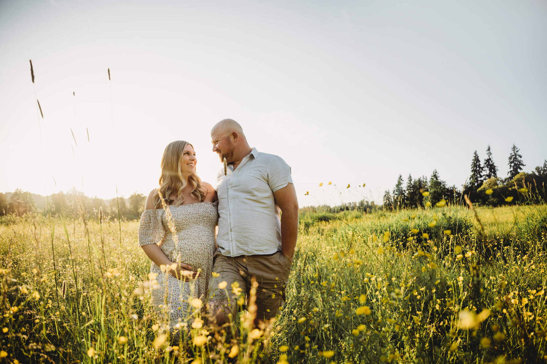 Couple maternity photoshoot in the Seattle area during summer