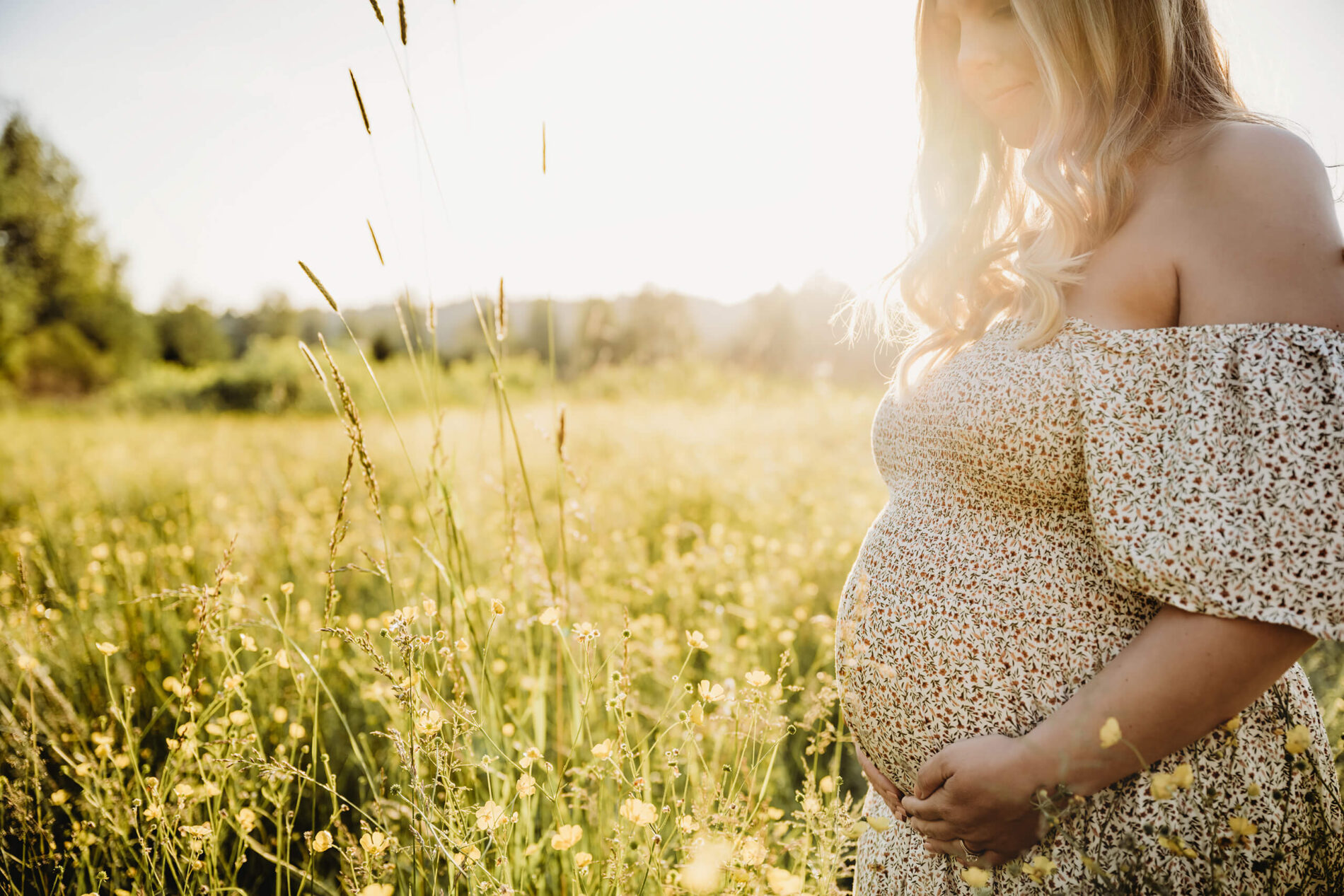 Baby bump photo shoot with mom holding her belly