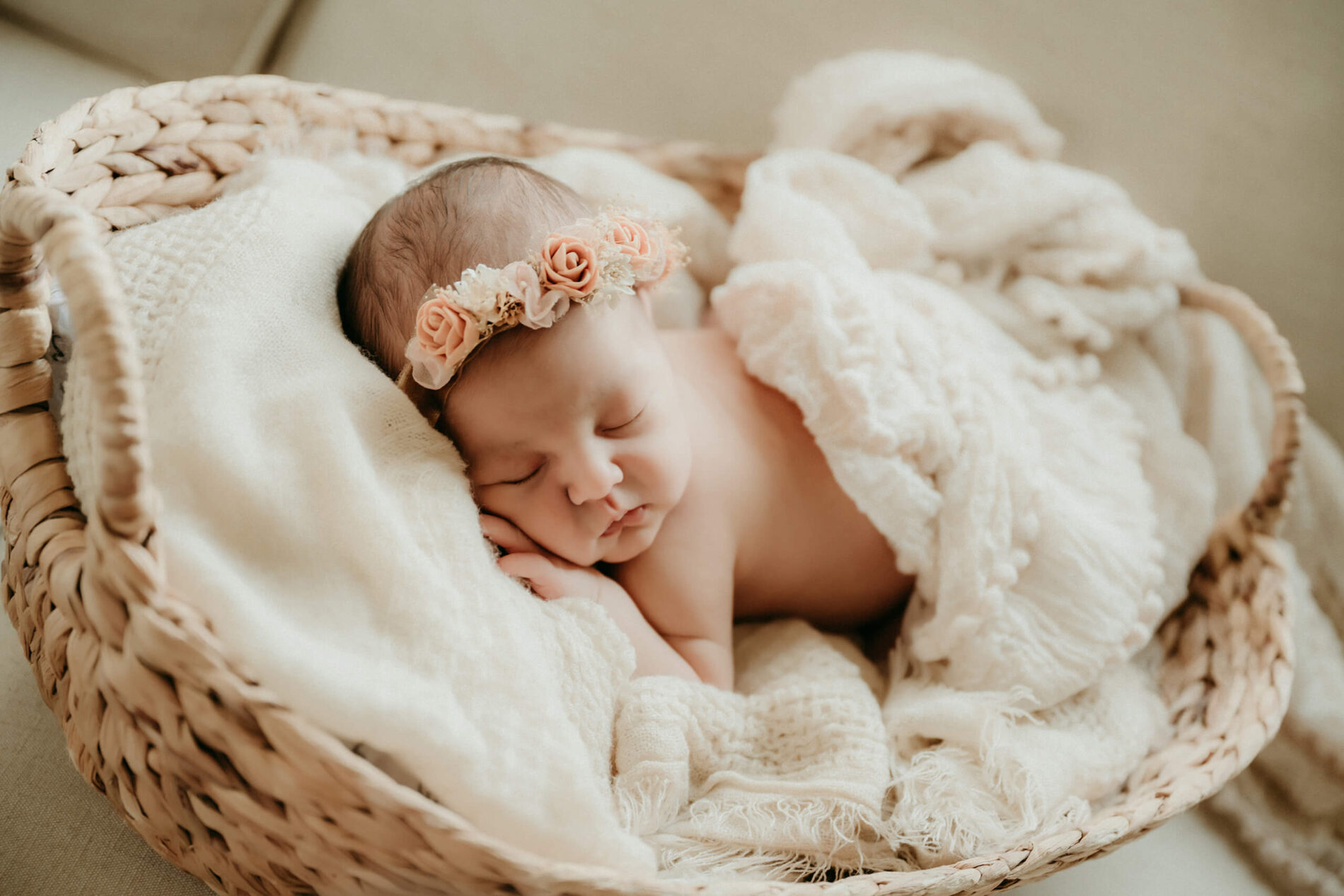 In home lifestyle newborn session posing idea