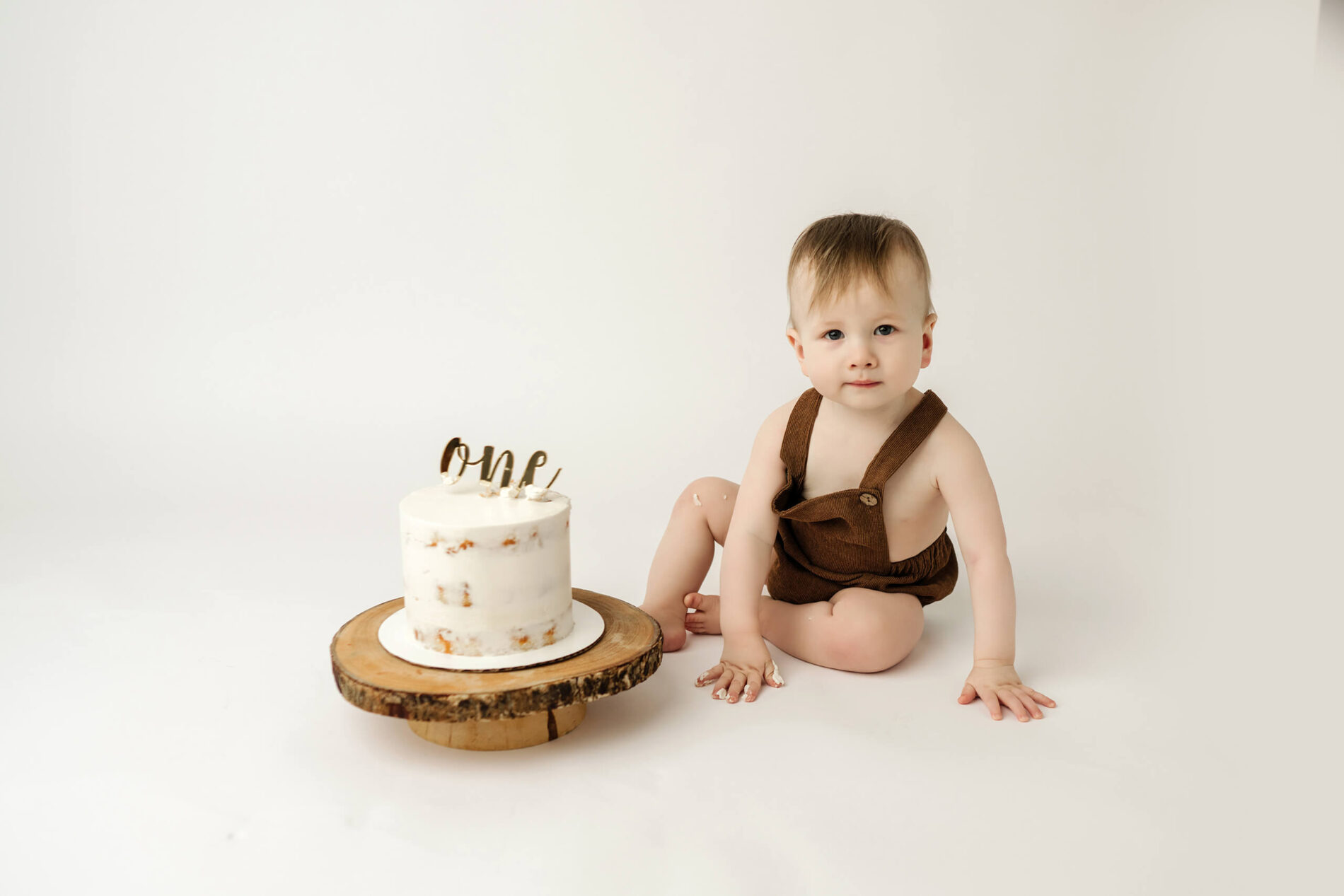 Sample cake smash photo with a boy