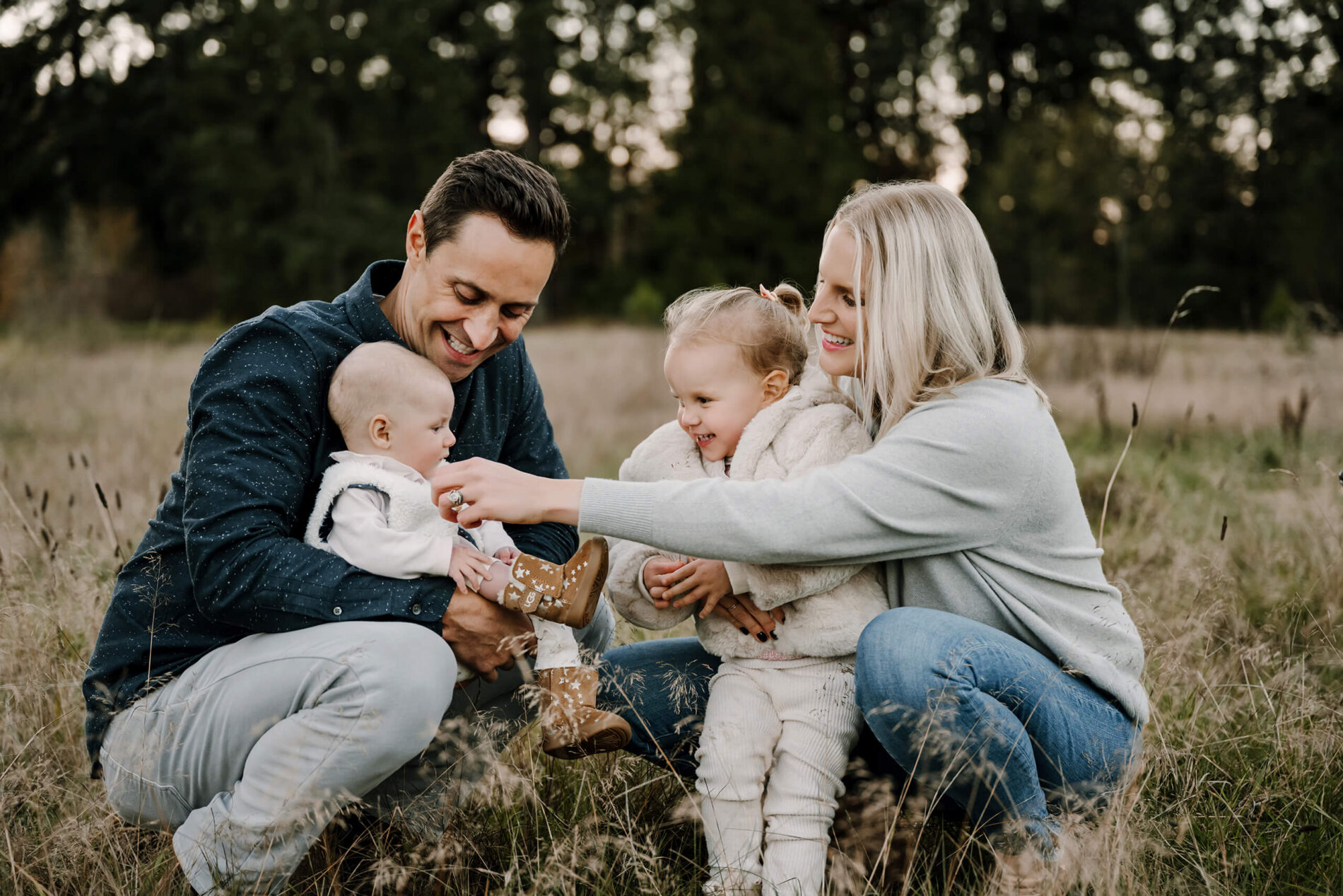 Outdoor lifestyle family photo shoot in the Redmond area during winter