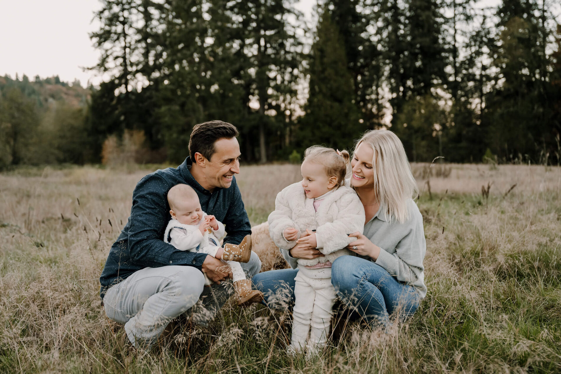 Outdoor family photo shoot in the Redmond area