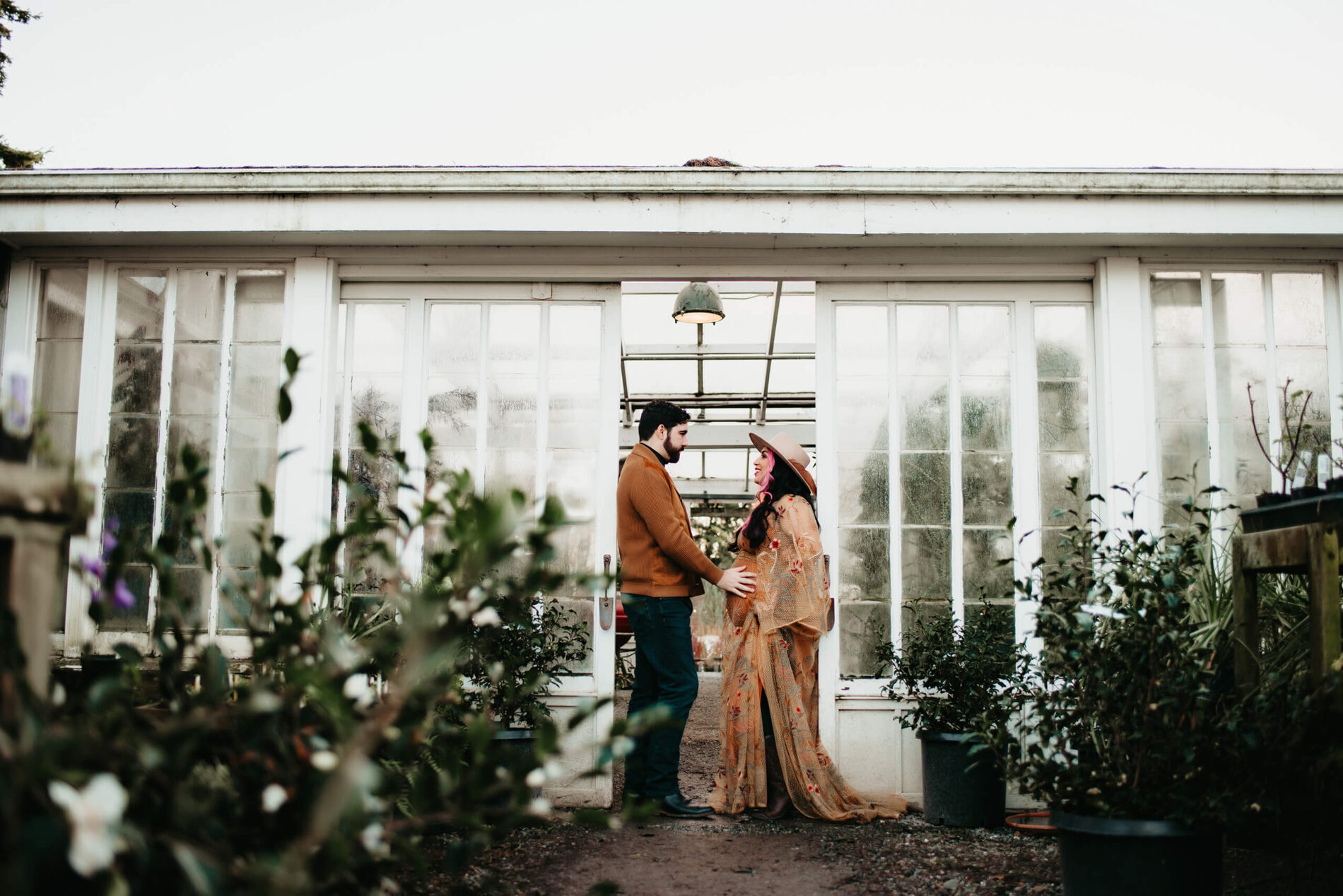 Outdoor winter pregnancy photo shoot idea for couples