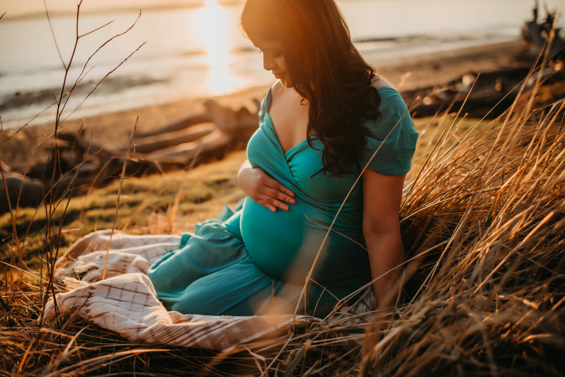 Posing idea for an outdoor winter maternity photo shoot