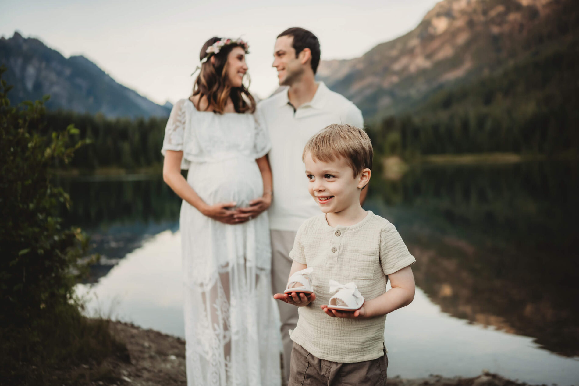 Summertime maternity photo shoot with a sibling in the Cascades