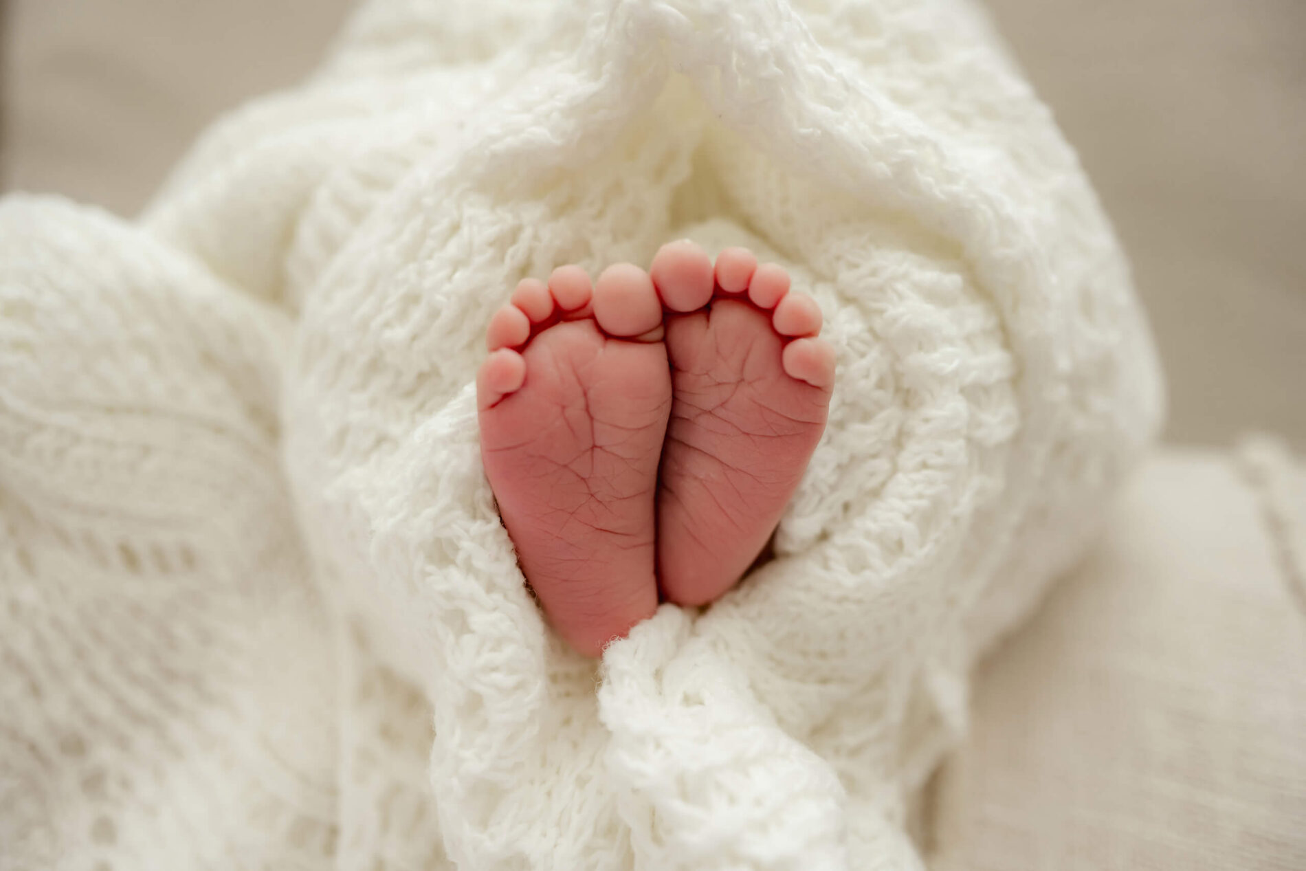 Newborn photography, focus on baby's feet