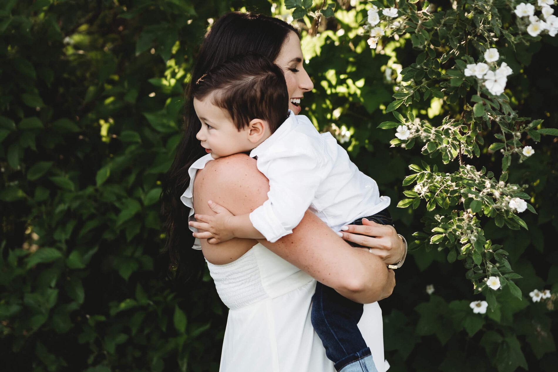 Bellevue area natural maternity photoshoot with toddler