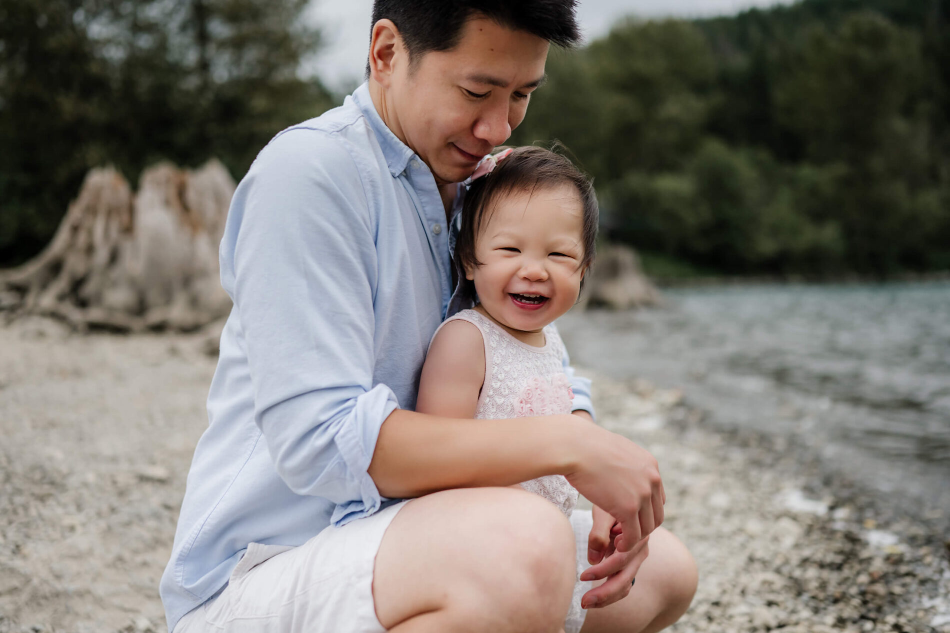 Seattle children photo shoot with mountains and lake in the background