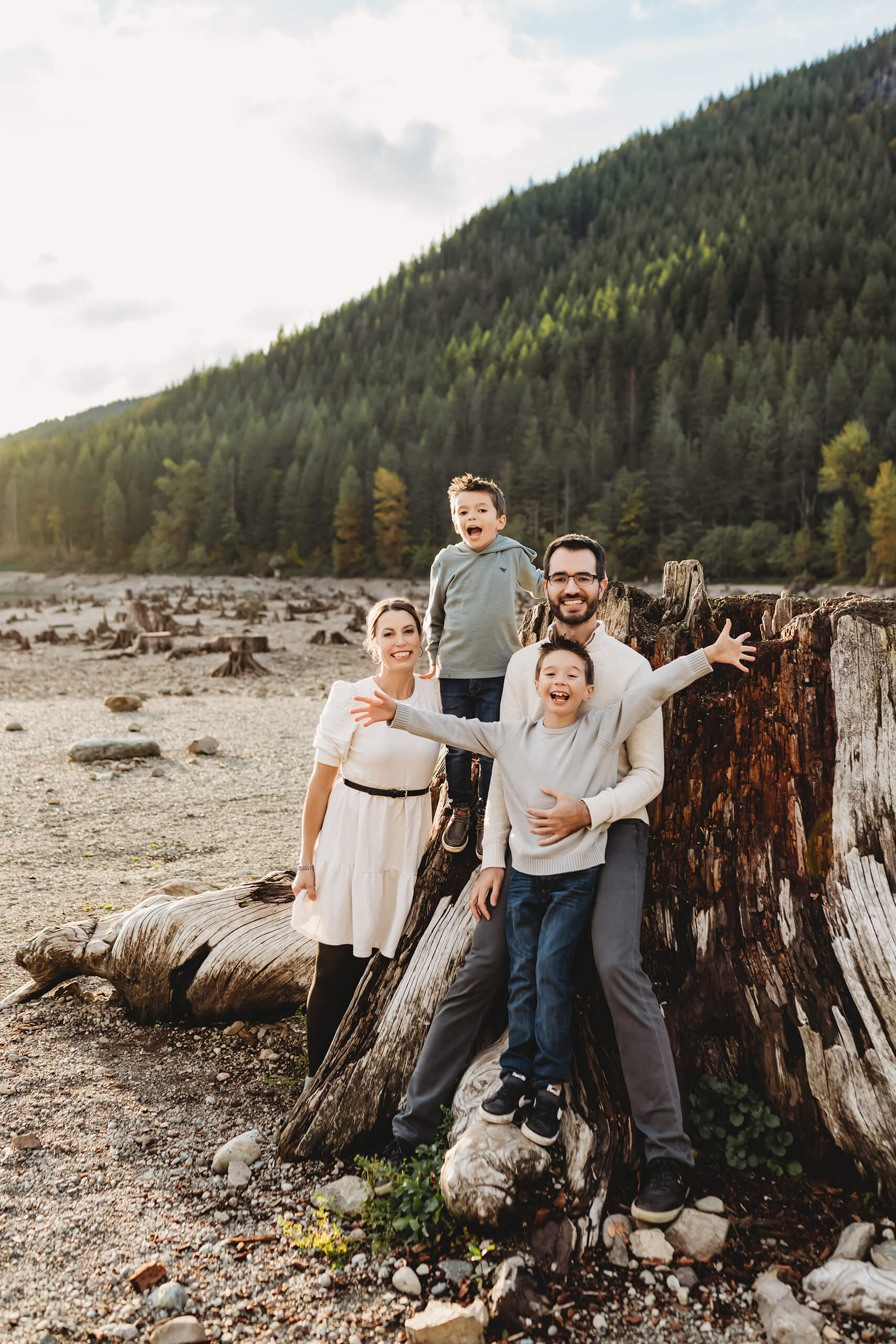 Seattle family photo shoot with mountains in the background
