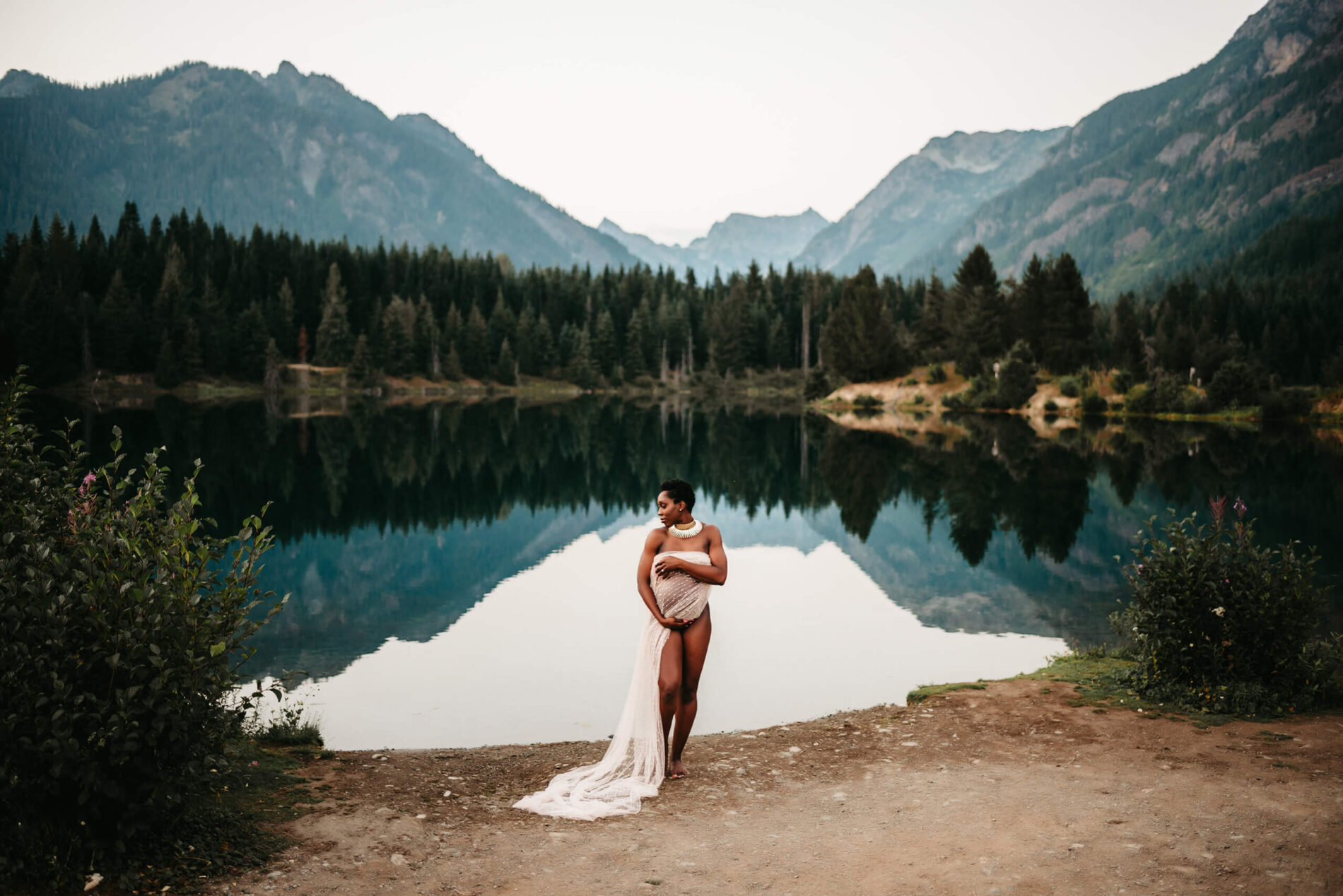 Seattle maternity photography with mountain backdrop, young woman iposed for a pregnancy photo