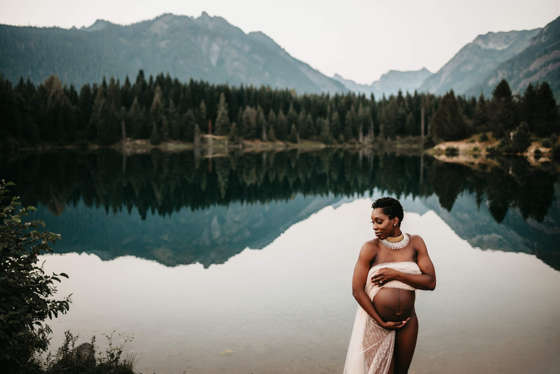 Seattle maternity photography with mountain backdrop, young woman posed for a pregnancy photo