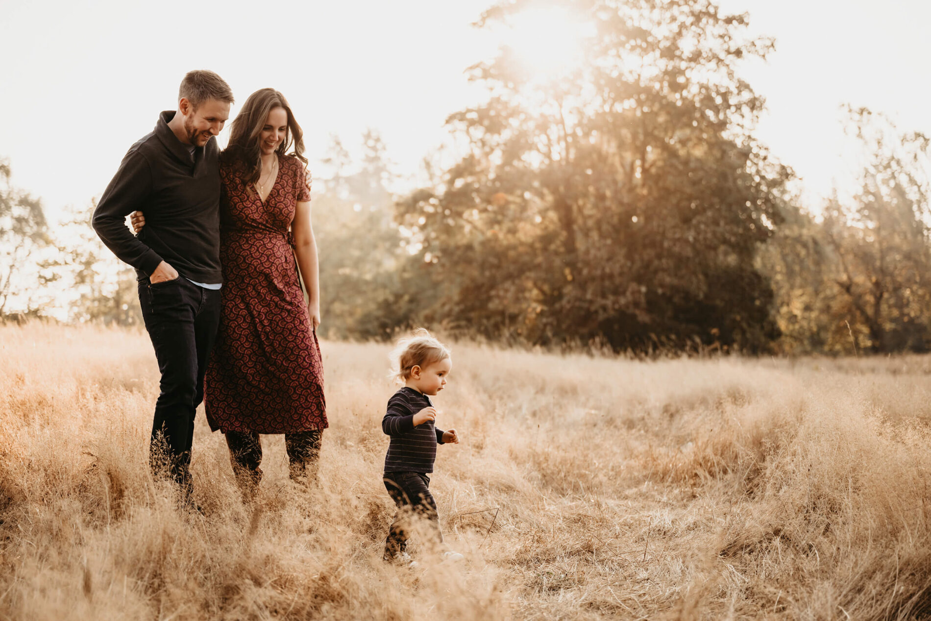 Golden hour family photoshoot in a field at Seattle Discovery Park