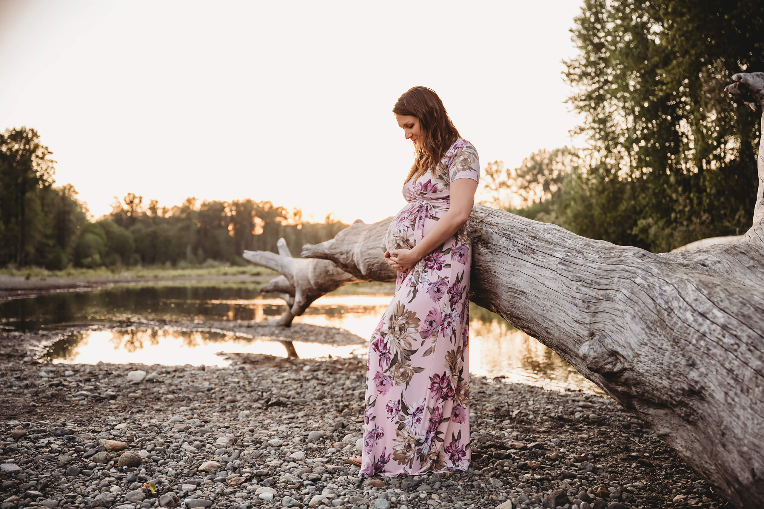 Natural maternity photoshoot near Bellevue WA