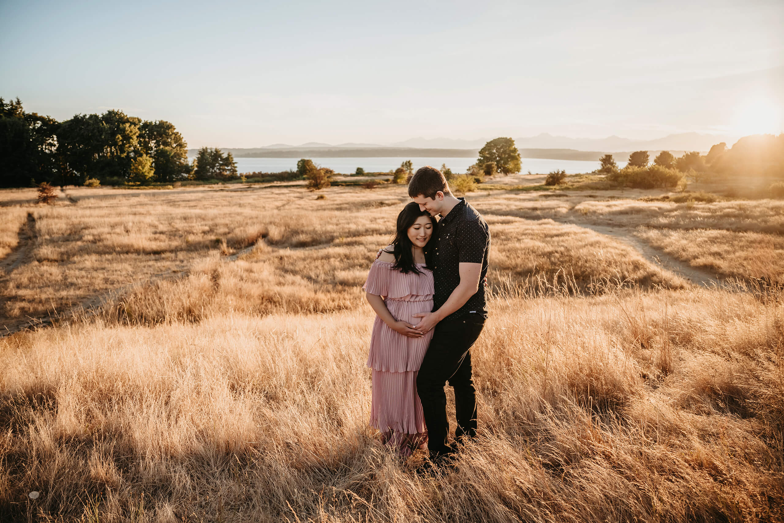 Pregnancy photos during golden hour near Bellevue WA