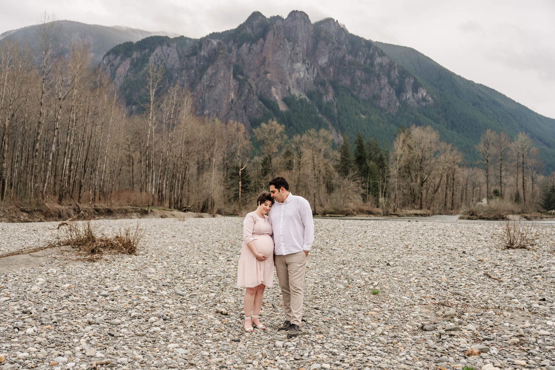 Outdoor maternity photography with mountains in the background near Bellevue WA