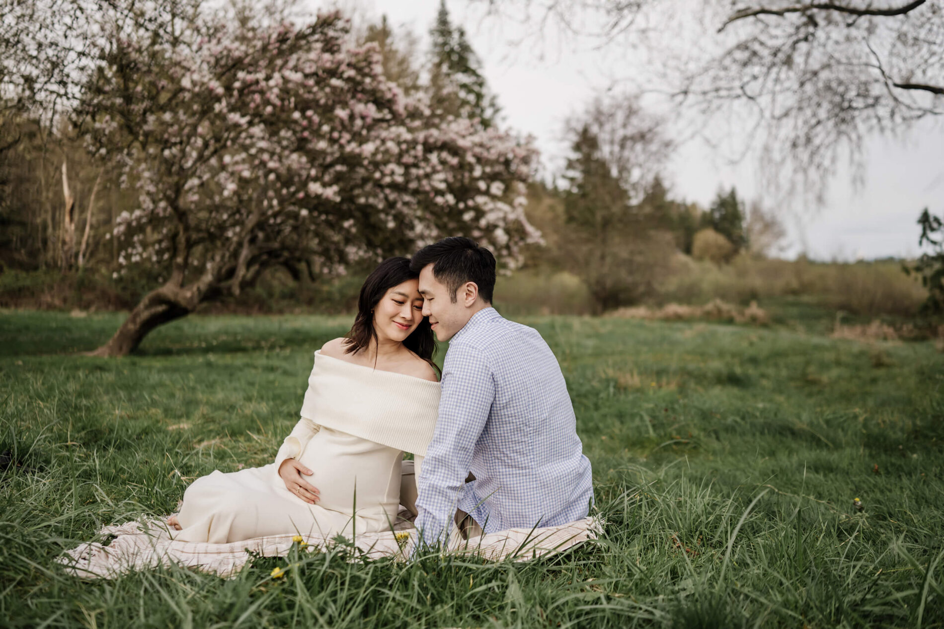 Maternity photoshoot in spring