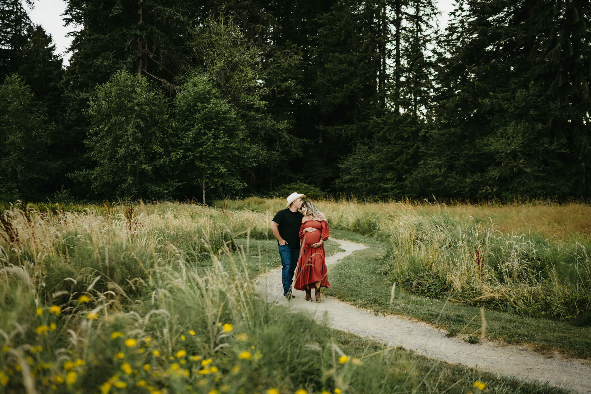 Outdoor maternity photography near Bellevue WA