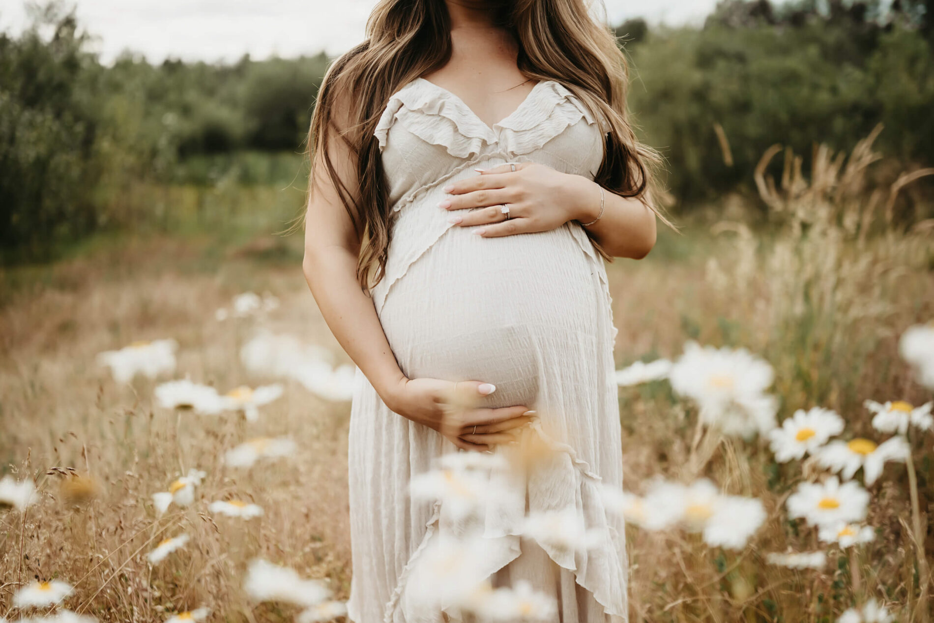 Maternity photo posing idea in Redmond WA with a focus on the belly