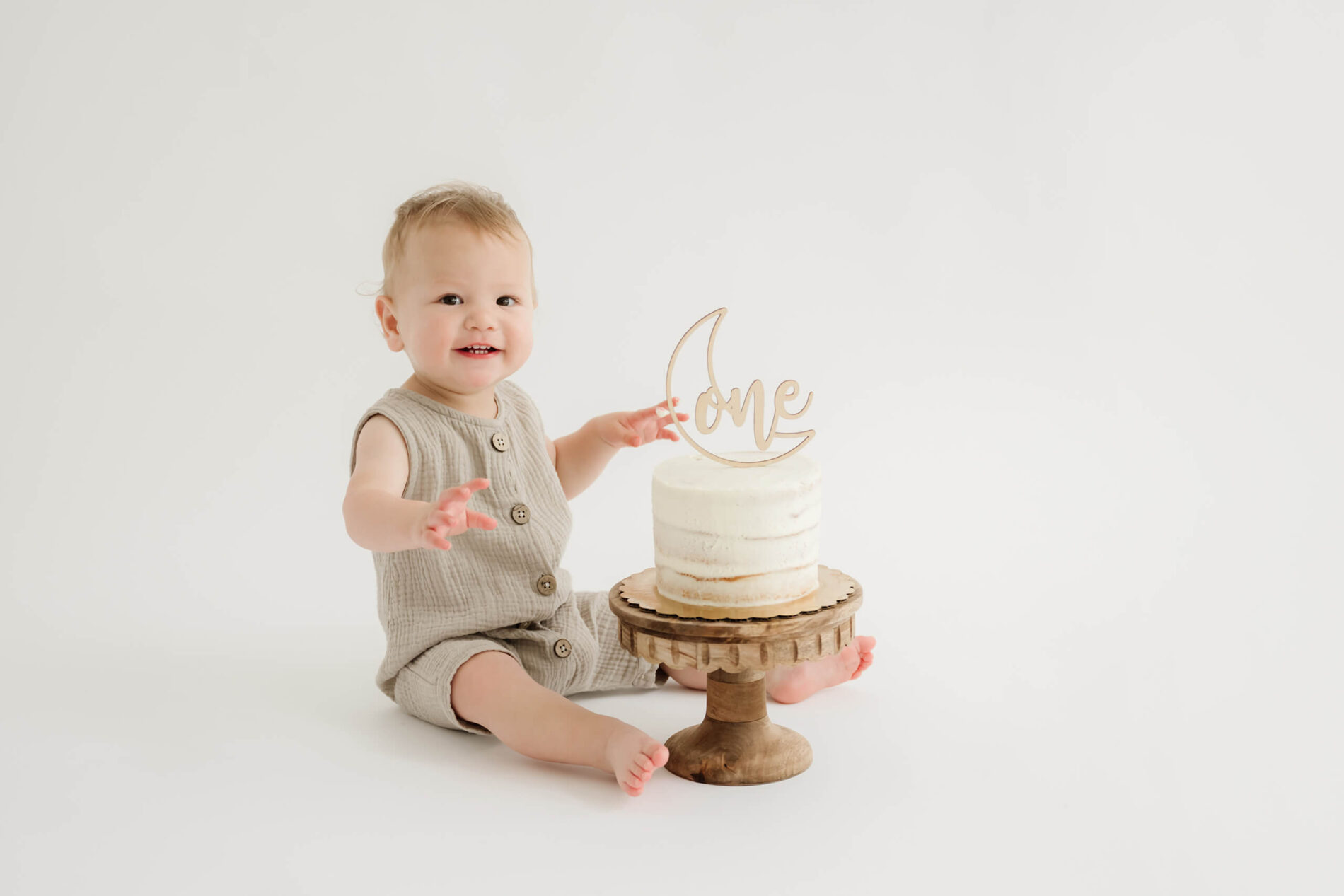 1st birthday cake smash photoshoot near Bellevue WA