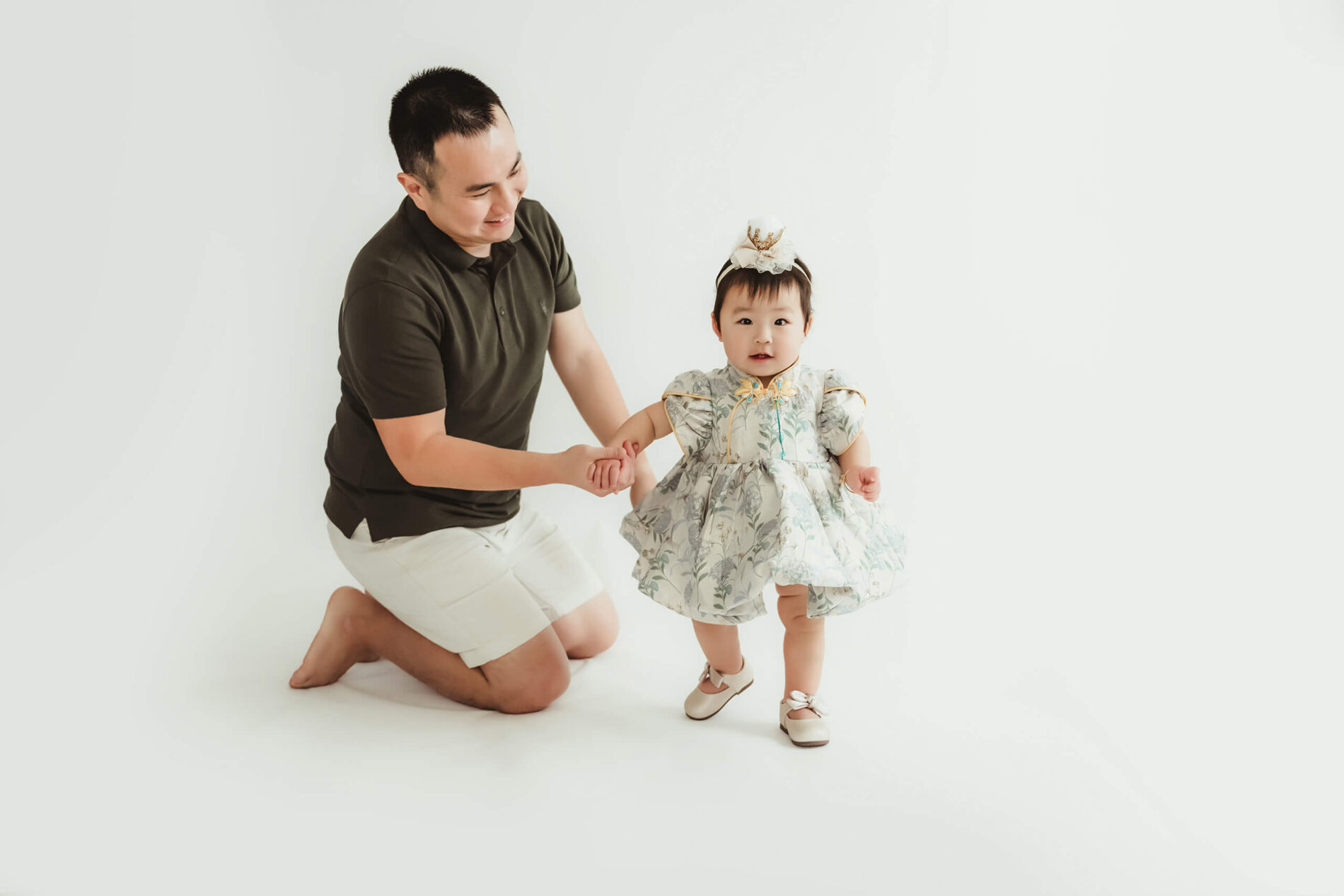 Dad playing with his daughter during 1st birthday photoshoot in Bellevue studio