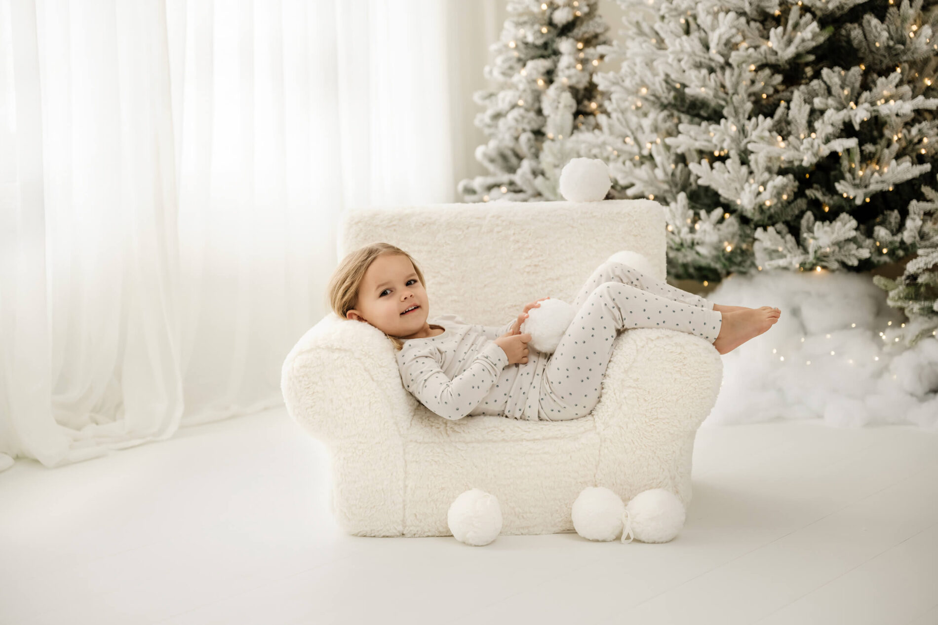 Cozy children holiday photos in Seattle studio