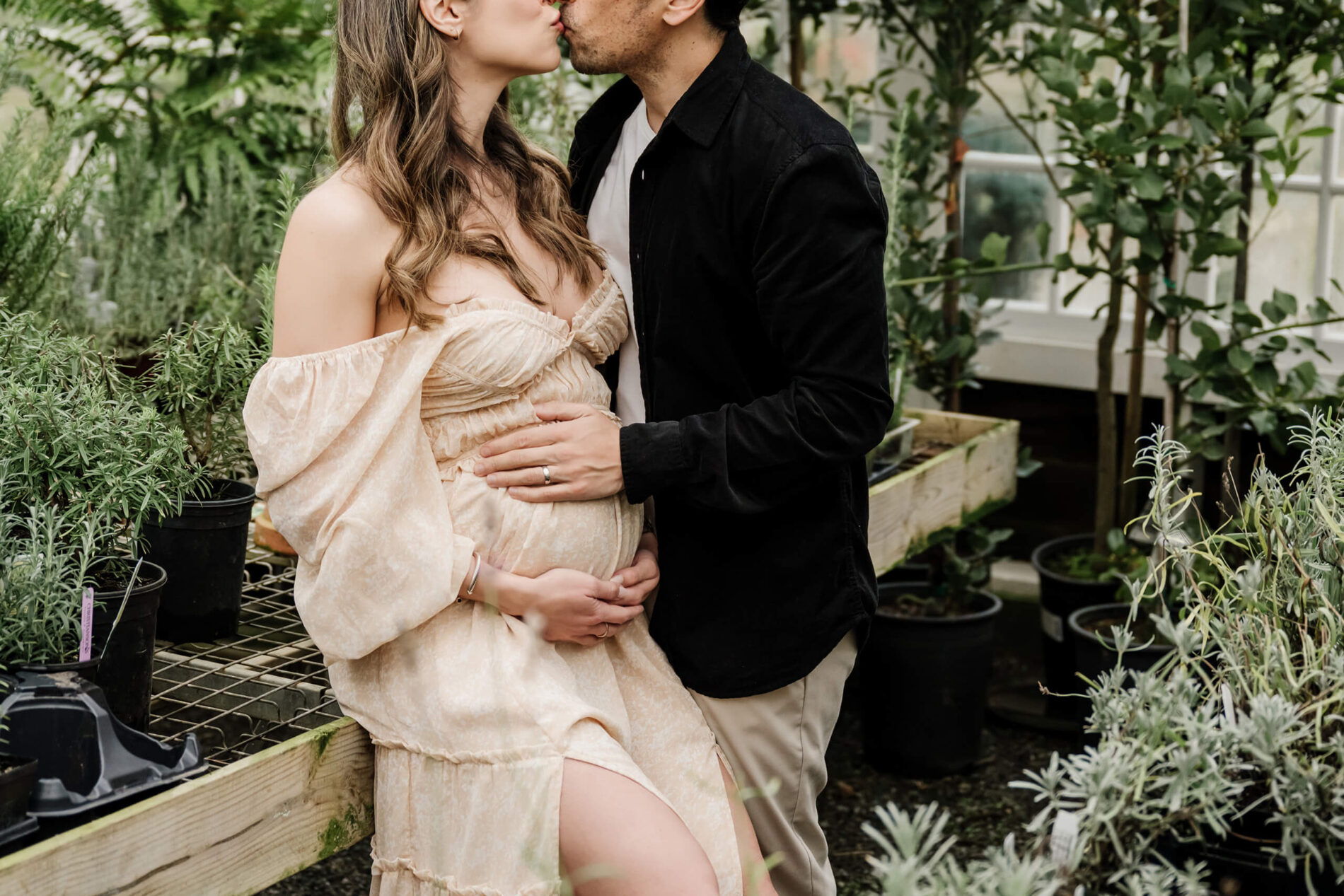 Posing a couple for winter maternity photos