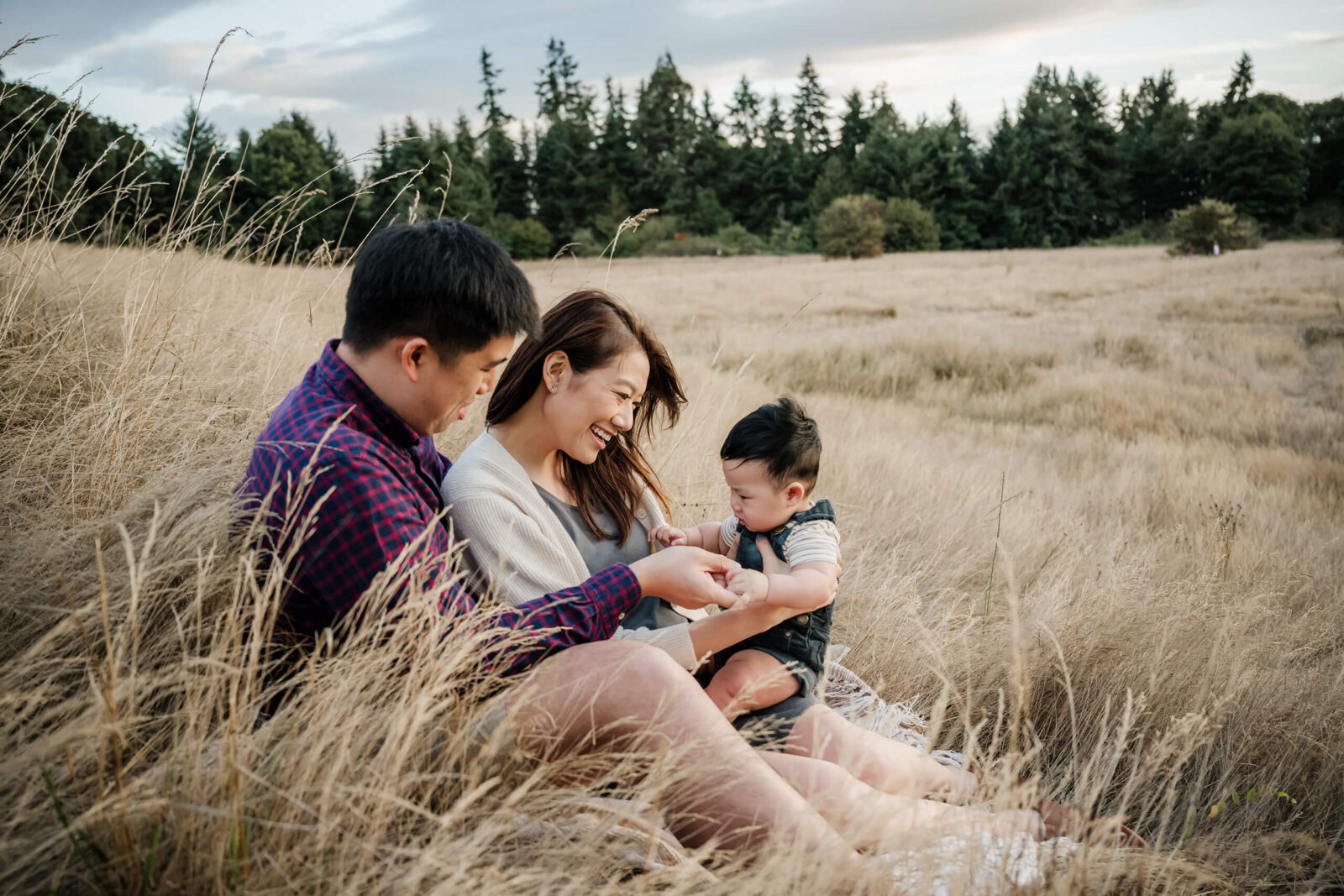 Seattle family photographer posing a family at Seattle Discovery Park