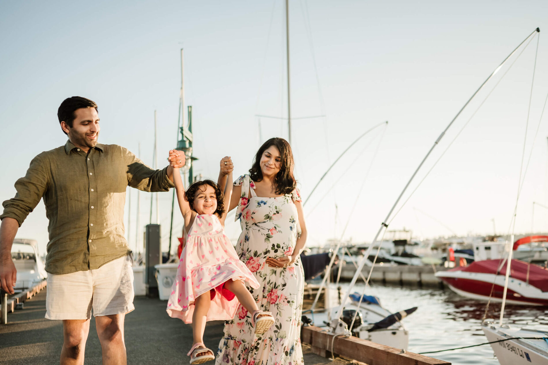 Family maternity photoshoot at Kirkland Marina during summer