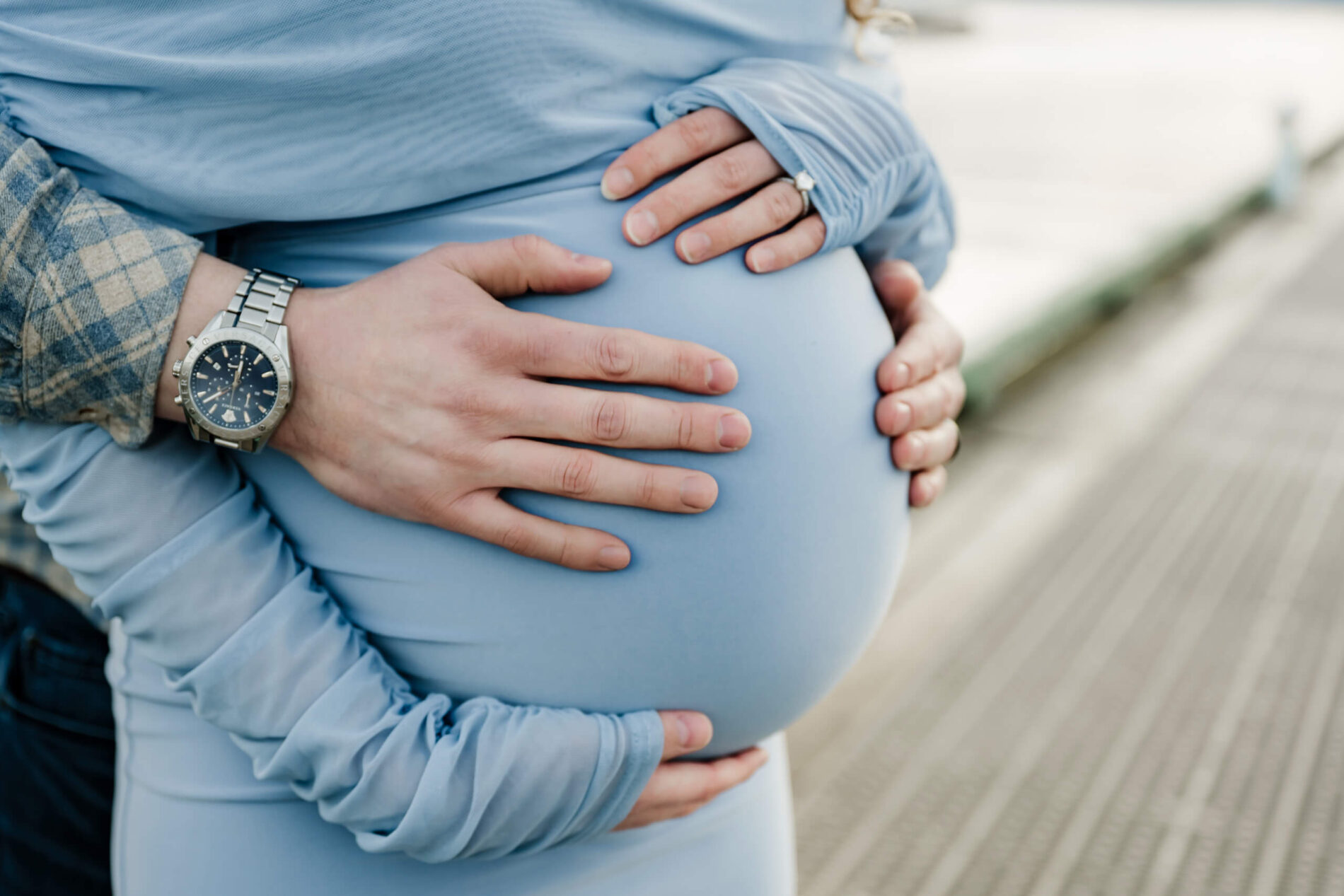 Posing idea for a maternity session at Moss Bay in Kirkland WA